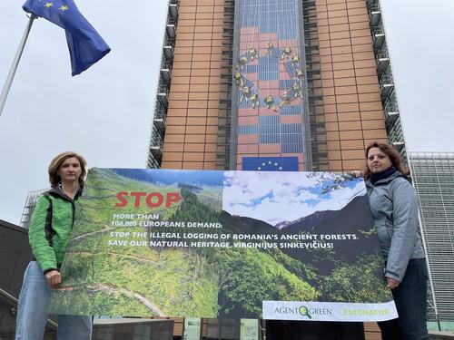 Urwaldschützerinnen vor dem Berlaymont-Gebäude in Brüssel