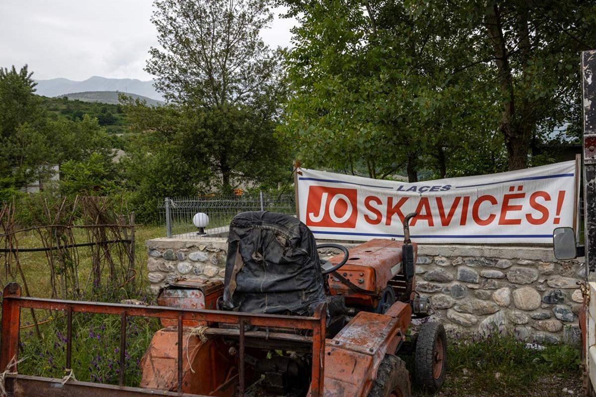 Ein Protestbanner gegen den Skavica-Staudamm hängt in einem Dorf im Dibra-Tal.