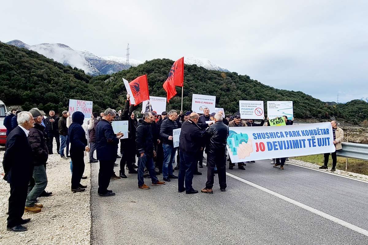 Protest der Lokalbevölkerung in Kuç gegen die Umleitung der Shushica.