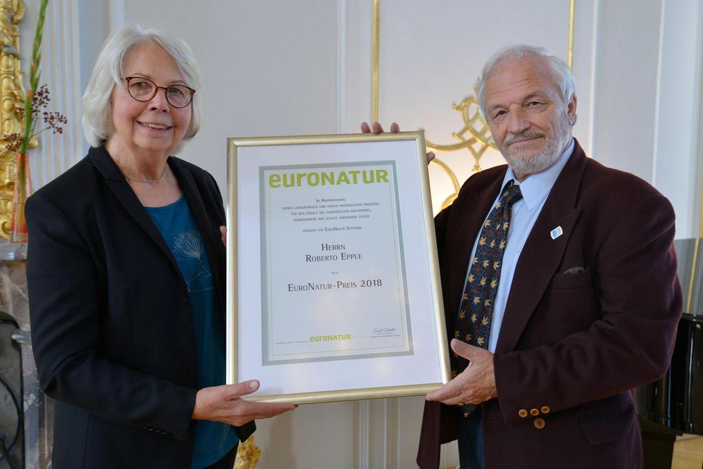 Christel Schroeder übergibt EuroNatur-Preis an Mario Broggi