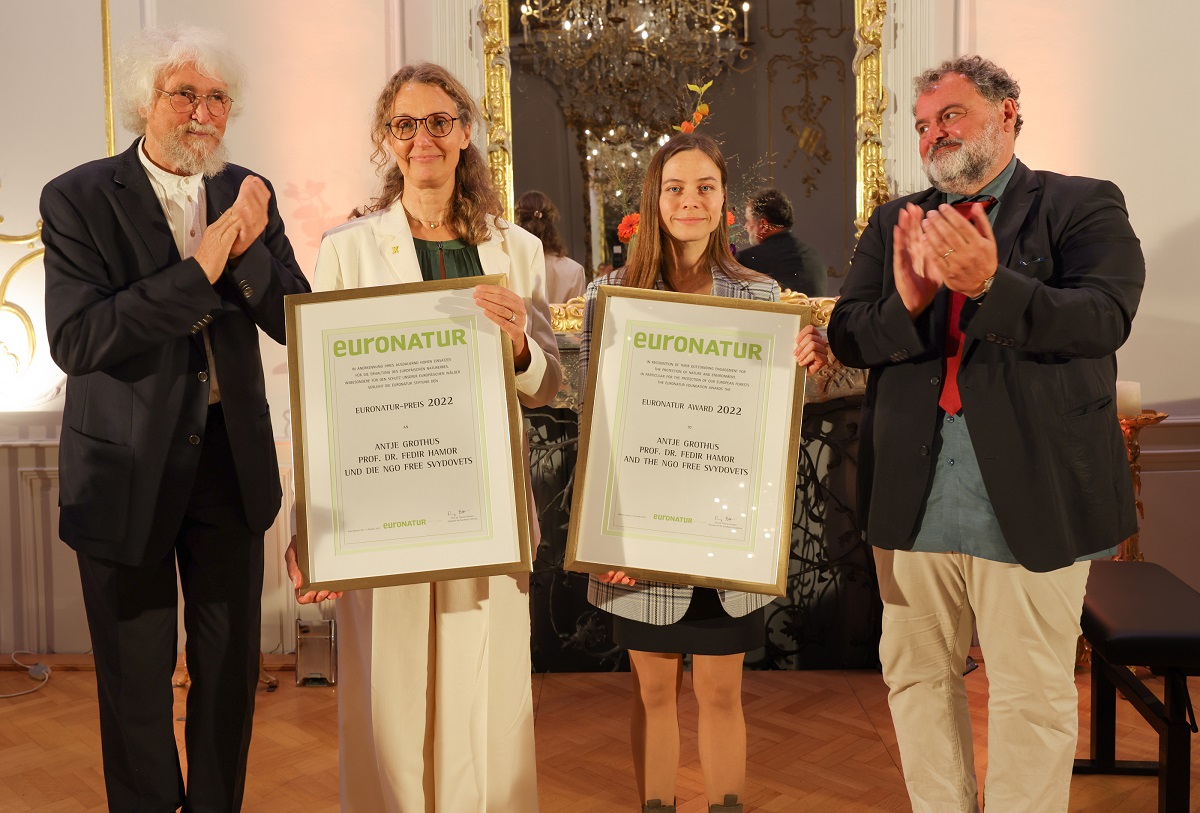 Antje Grothus and Adelina Zakharchenko with certificates