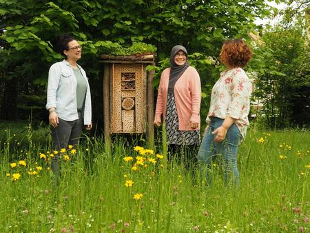 EuroNatur-Mitarbeiterinnen im Garten