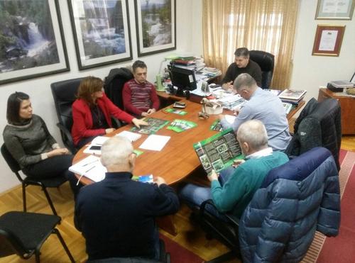 Nationalpark una stakeholder meeting2 Mehrere Menschen sitzen an einem Tisch und studieren Papiere