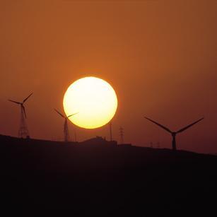 Windräder vor Sonnenaufgang