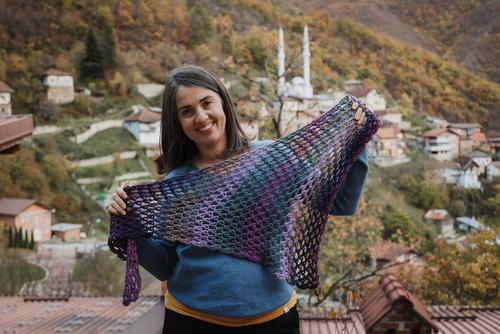 Frosina Pandurska vor dem Dorf