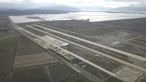 Flughafen-Baustelle an der Narta-Lagune aus der Vogelperspektive