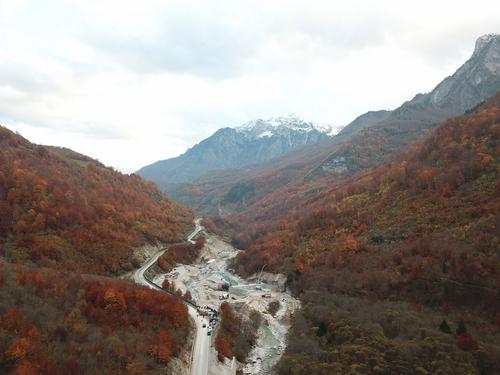 Baustelle für Kraftwerk an der Valbona in Albanien