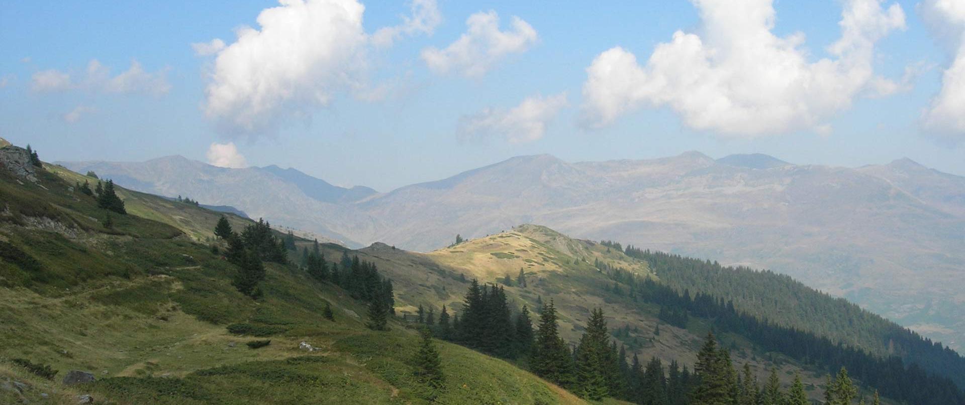 Sonnenbeschienene Berge am Grünen Band Balkan