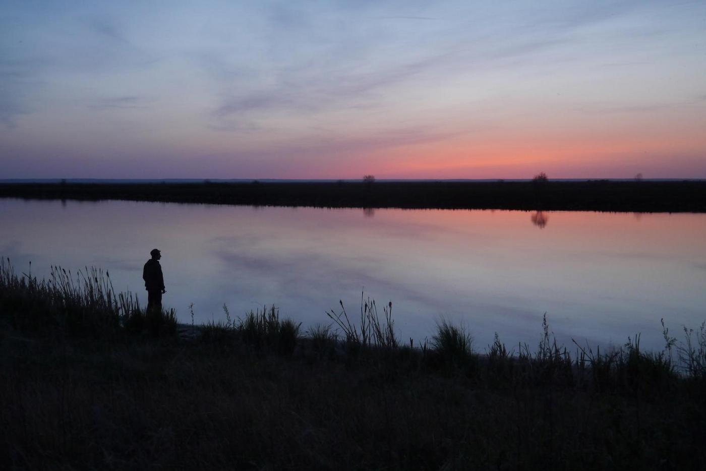 Mann am Fluss im Abendlicht