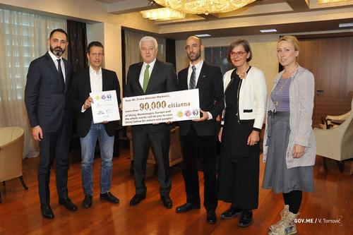 Representatives of the campaign to save Ulcinj Salina present the petition signed by more than 90'000 citizens to the prime minister of Montenegro, Duško Marković. From left: Pavle Radulovic (Environment minister of Montenegro), Gabriel Schwaderer (EuroNatur), Duško Marković (Prime minister of Montenegro), Ariel Brunner (BirdLife Europe and Central Asia), Zenepa Lika (MSJA), Jovana Janjušević (CZIP).