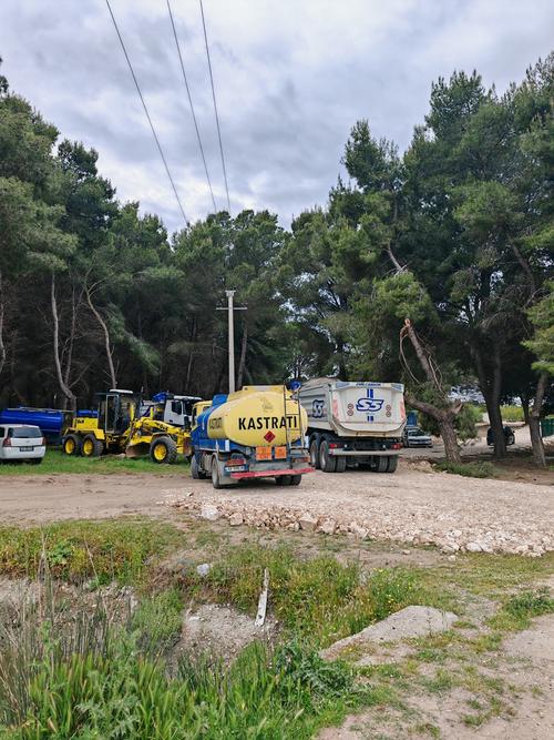 mehrere LKW und Bagger in Albanien