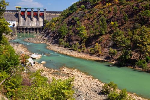 Der albanische Fluss Mat mit einem Staudamm