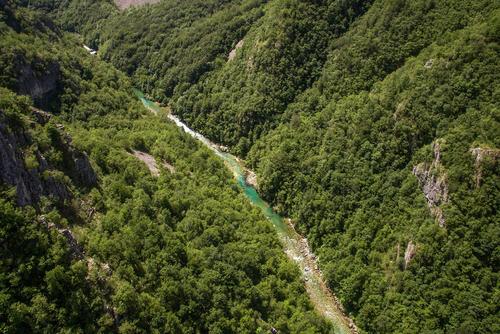 Der unberührte Fluss Komarnica, der sich durch die abgeschiedene Komarnica-Schlucht windet.