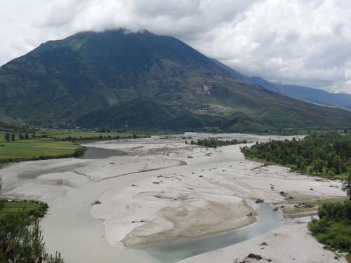 Das breite Flussbett der Vjosa mit Kiesbänken