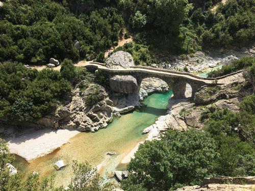 Die osmanische Brücke führt nahe Brataj über die Shushica.