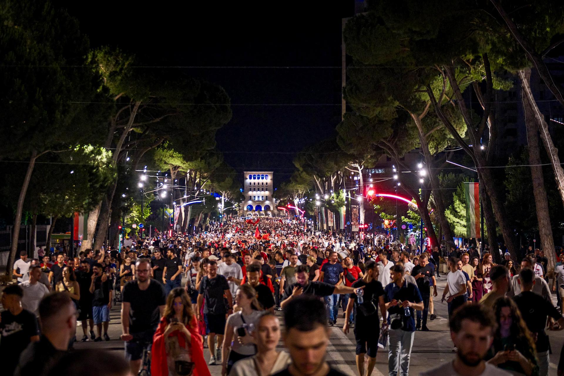 Unzählige Menschen laufen in einem Protestzug in Tirana und protestieren gegen Bauarbeiten im Vjosa-Delta