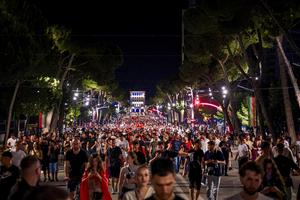 Unzählige Menschen laufen in einem Protestzug in Tirana und protestieren gegen Bauarbeiten im Vjosa-Delta