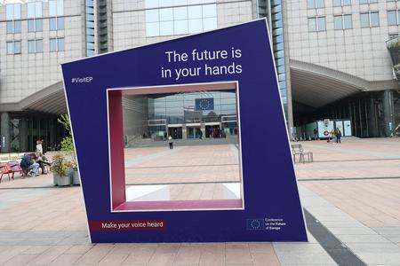 Eine Installation vor dem EU-Parlament mit der Aufschrift: "The future is in your hands. Make your voice heard."
