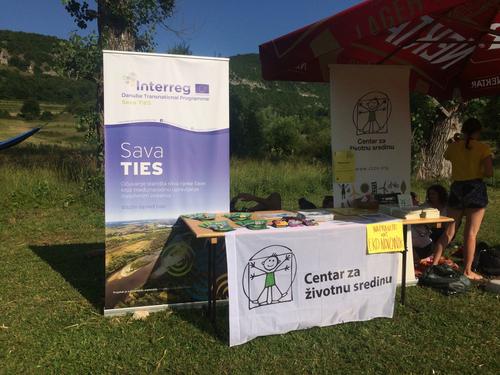 Ein Infostand im Freien.