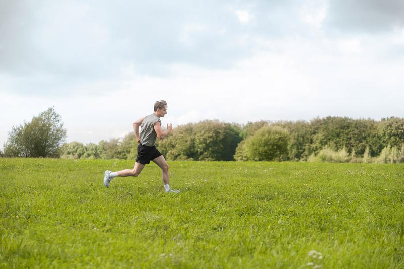 Artur rennt - Spendenlauf Artur joggt über eine Wiese, im Hintergrund Bäume