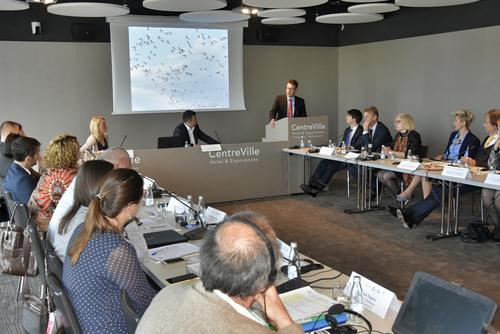 EuroNatur-Geschäftsführer Gabriel Schwaderer bei der Konferenz eine Rede zur Situation in der Saline Ulcinj
