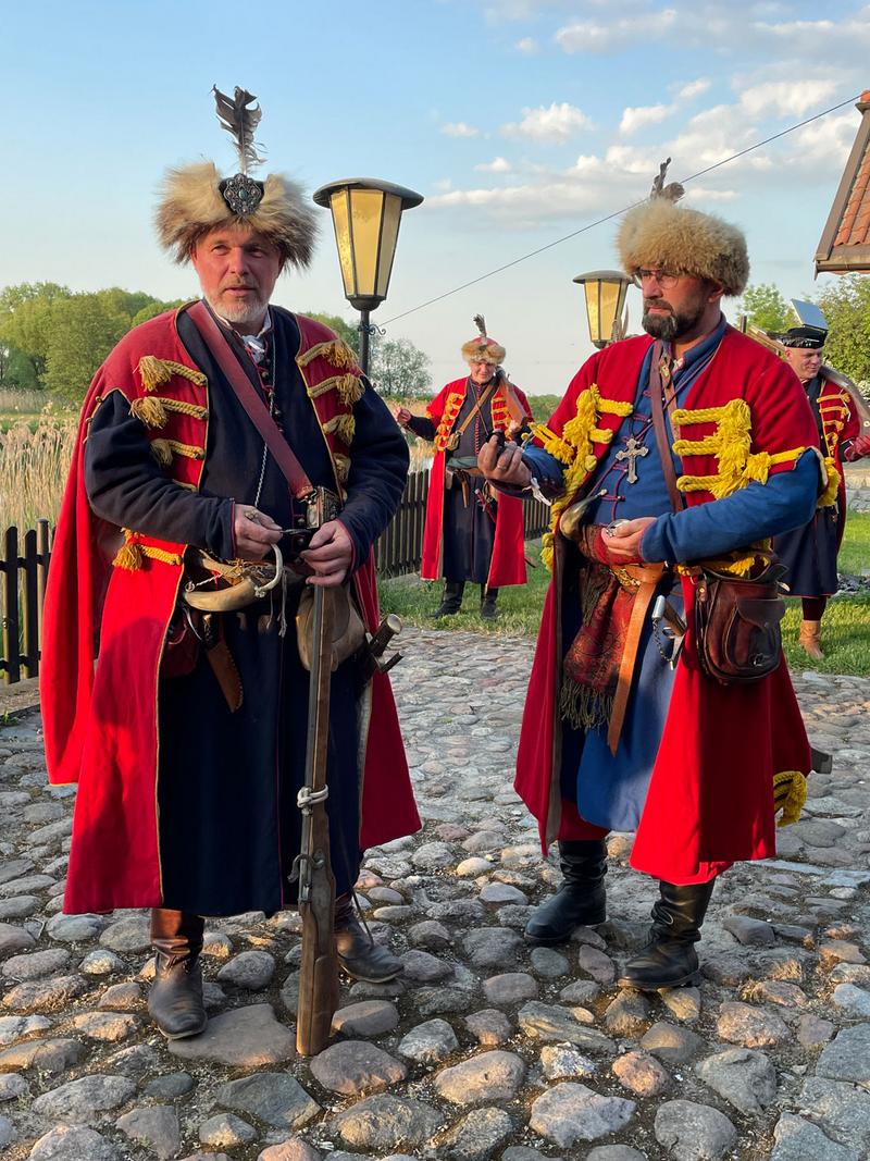 Polnische Laiendarsteller in historischer Uniform