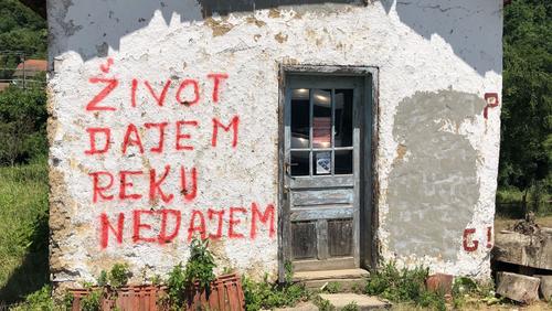 Slogan "Wir geben unser Leben, aber nicht unseren Fluss!" auf serbischer Hausmauer