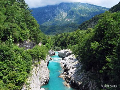 Der Oberlauf des Flusses Soča in Slowenien