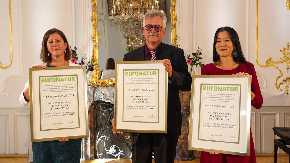 The award winners with their certificates in the White Hall on Mainau Island.