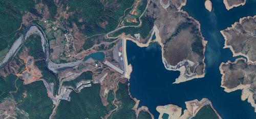 Satellitenbild eines Wasserkraftwerks am Fluss Fan