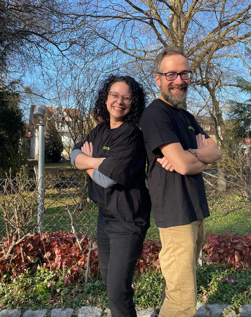 EuroNatur-Mitarbeitende Rücken an Rücken