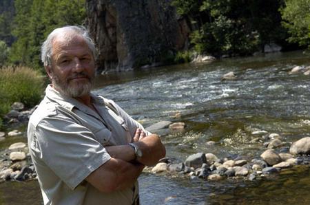 Roberto Epple vor einem Wildfluss
