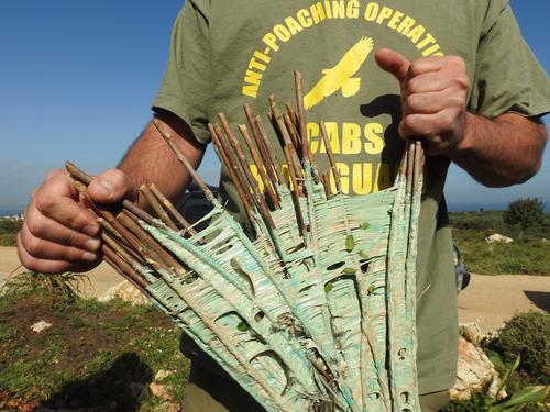 Mitarbeiter des Komitees stellt Leimruten im Libanon sicher