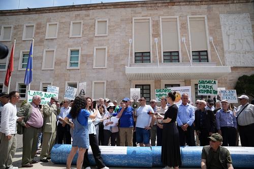 Menschen protestieren in Tirana gegen Wasserableitungsprojekt an der Shushica