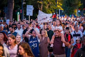 Demonstration für den Naturschutz in Tirana, ganze Familien nehmen daran teil.