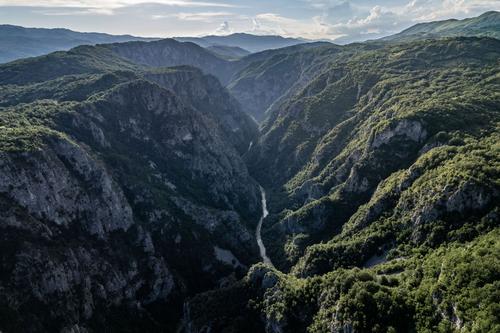 unberührter Fluss-Canyon in Montenegro