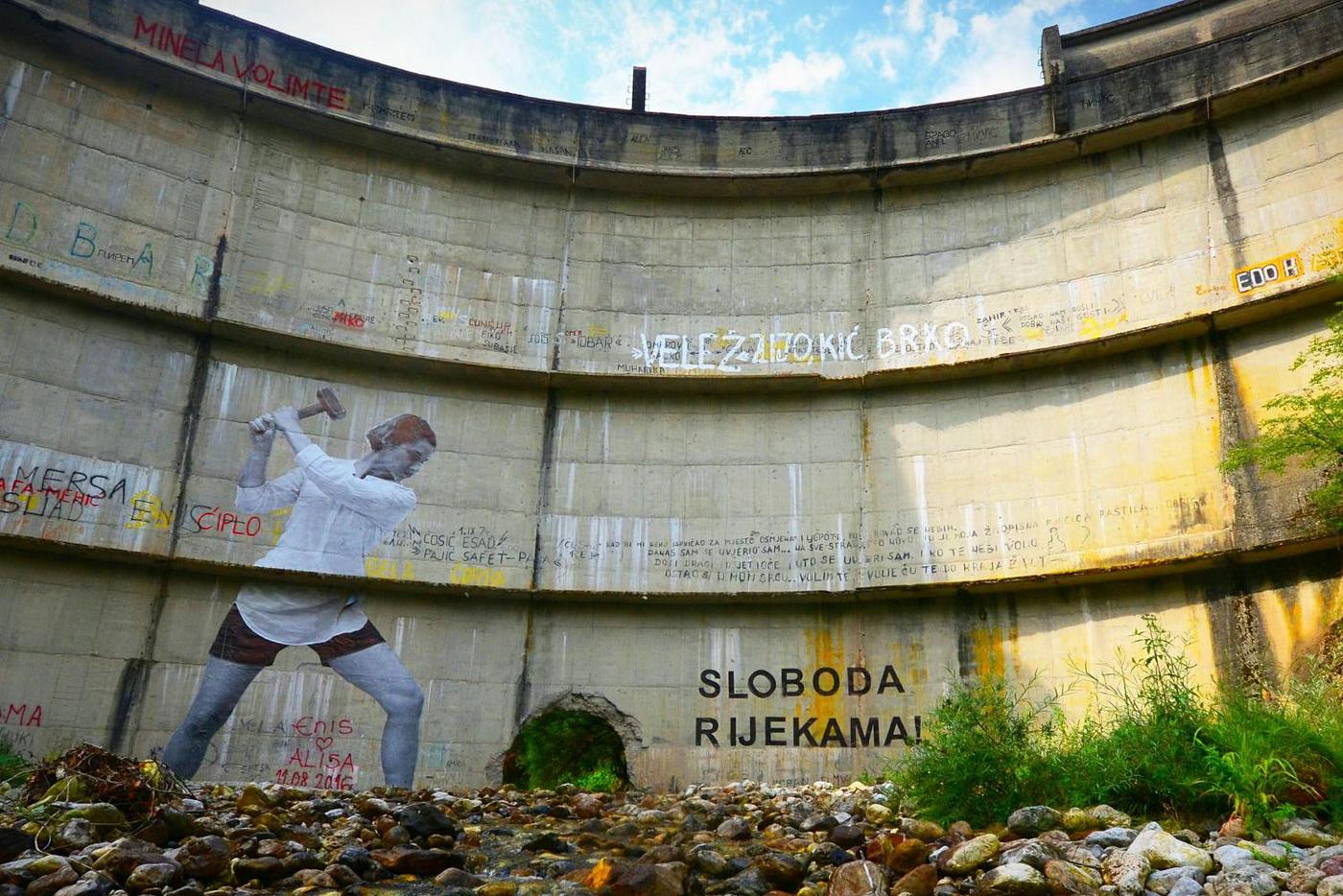 Graffiti auf verfallenem Staudamm