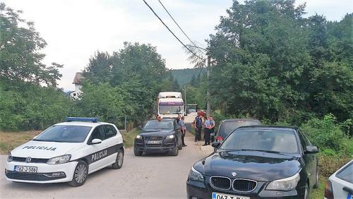 Polizeiautos und Lastwagen