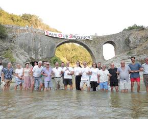 Frauen aus Kruščica stärken albanischer Bewegung den Rücken