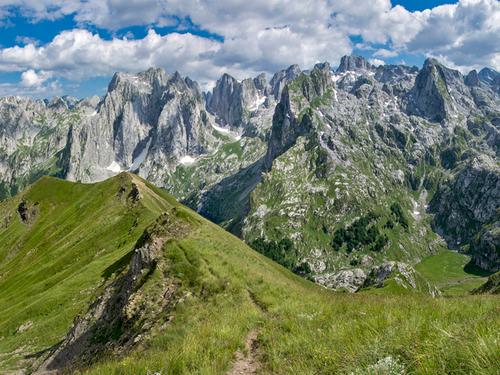 Unzählige Berggipfel im Prokletije Gebirge