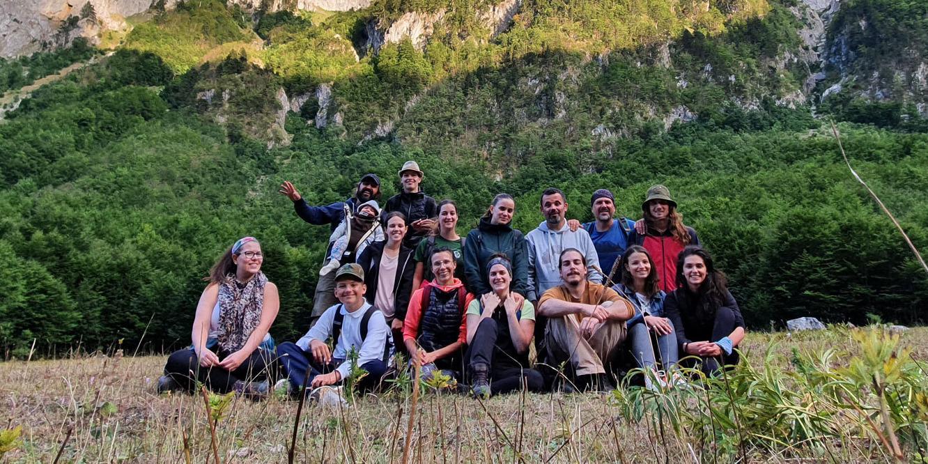 Eine Gruppe Menschen im Gebirge