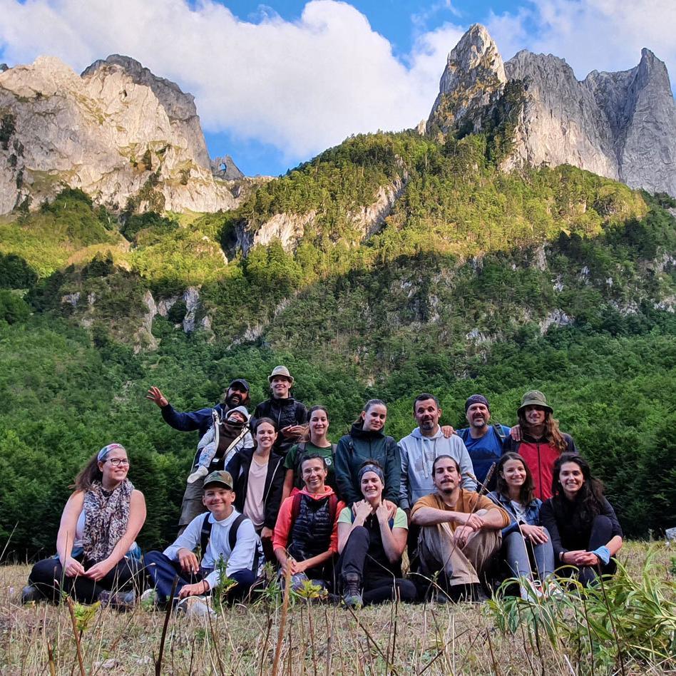 Eine Gruppe Menschen im Gebirge