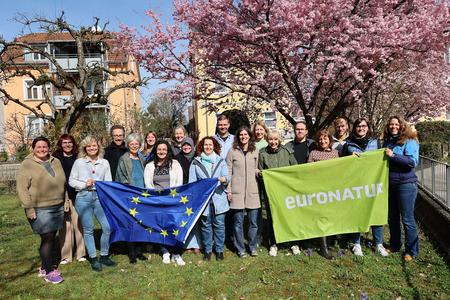 Das EuroNatur-Team mit Europaflagge im Garten der Geschäftsstelle