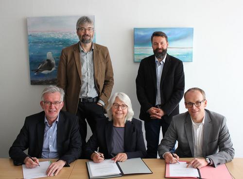 Foerdervertrag Senne Stadtwerke Bielefeld Friedhelm Rieke (vorne links) und Martin Uekmann (vorne rechts) mit EuroNatur-Präsidentin Christel Schroeder, Peter Rüther (hinten links), Geschäftsführer der Biologischen Station und Olaf Kulaczewski, Leiter Wassergewinnung Stadtwerke Bielefeld (hinten rechts)
