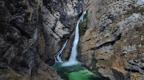 Der Savica Wasserfall stürzt über die Felsen hinab.