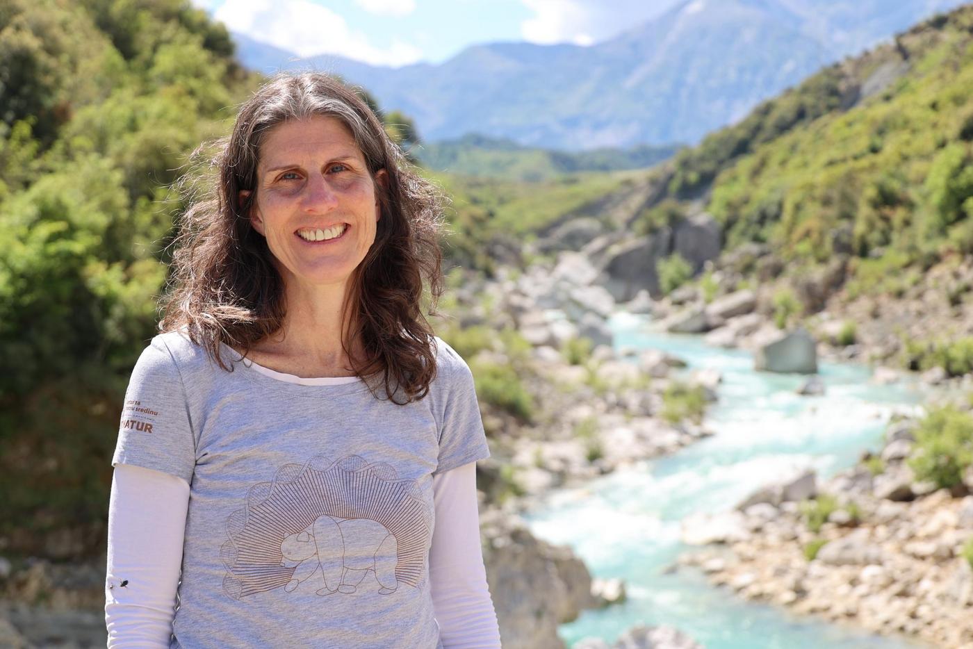 Annette Spangenberg vor albanischer Flusslandschaft