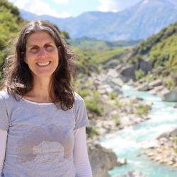 Annette Spangenberg vor albanischer Flusslandschaft