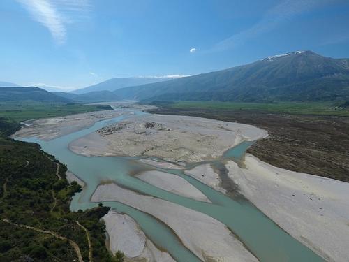 Luftbild der Vjosa in Albanien mit Kiesbänken und naturbelassenen Ufern