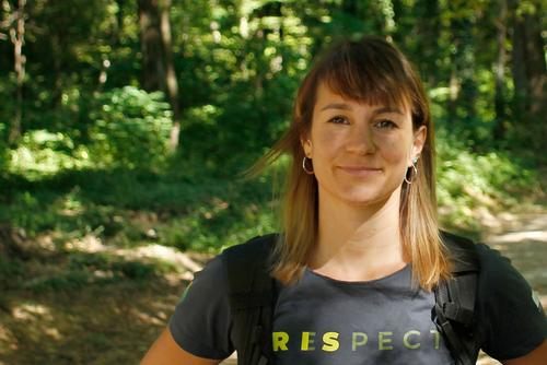 Ira Topličanec steht im Wald.