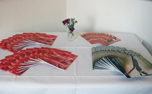 EuroNatur-Jahresberichte auf Tisch mit weißer Tischdecke
